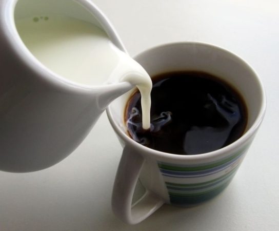 "Do kafe mlíko na rakev víko." MUDr. Jan Miklánek varuje před pitím kávy s mlékem