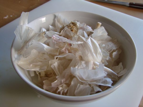 Až zjistíte, proč naše babičky vždy skladovaly slupky z česneku, začnete to dělat také.